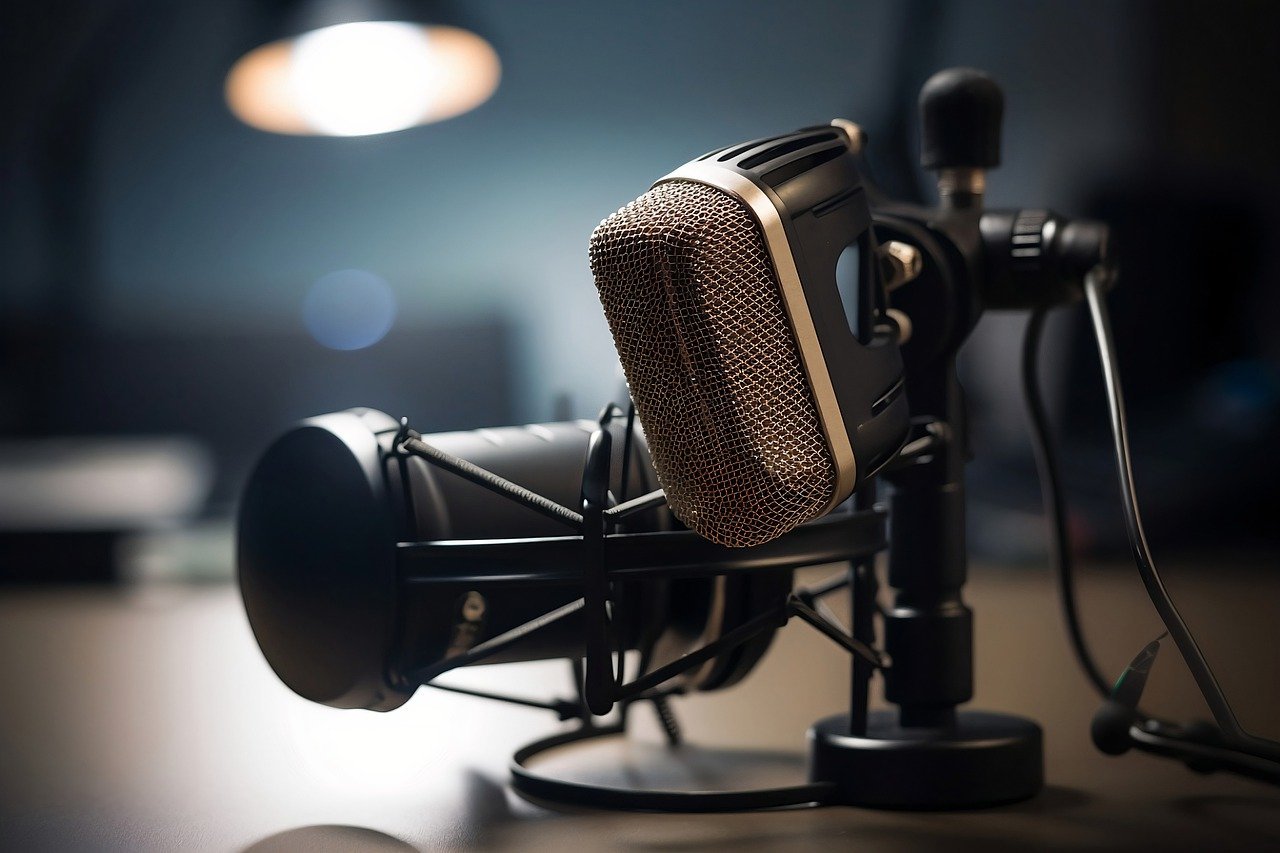 Pilar Alegría refuerza el apoyo a la radio escolar como herramienta educativa