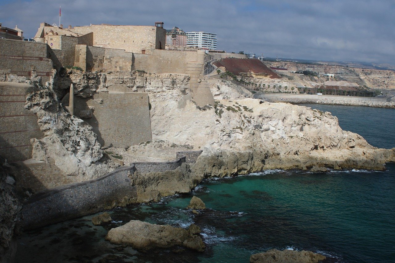 Encuentro en la delegación de gobierno con asociaciones culturales de Nador y Melilla